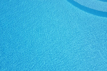 Πεντακάθαρα κρυστάλλινα νερά στην πισίνα