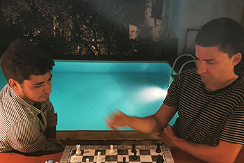 Παίζοντας σκάκι στον Ανδρομέδα δίπλα στην πισίνα